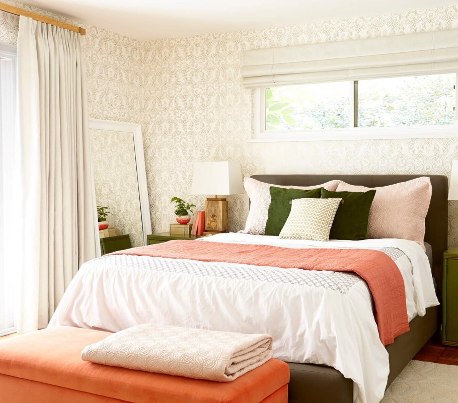 Спальня в персиковых тонах