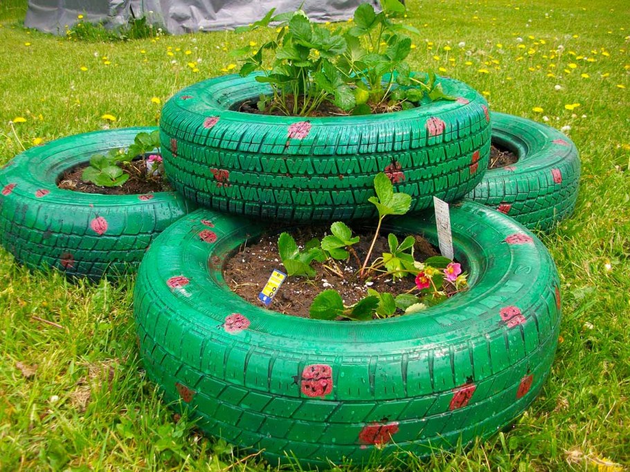 Многоярусная клумба из шин