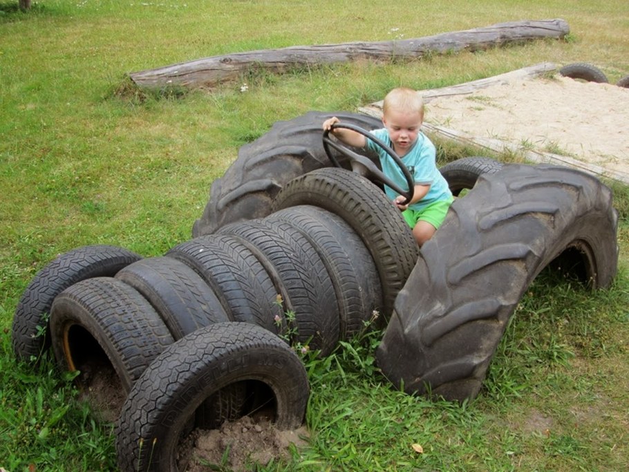 Машинка из старых шин