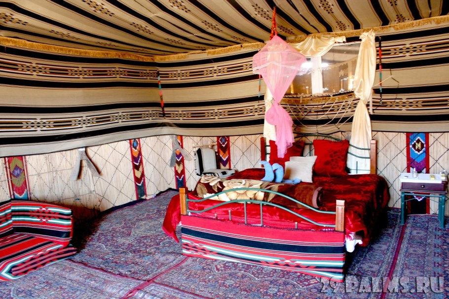 Шатер бедуинов внутри