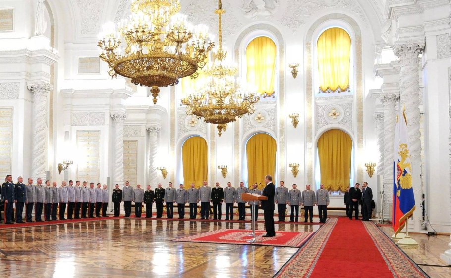 Петергоф внутри дворца люстры