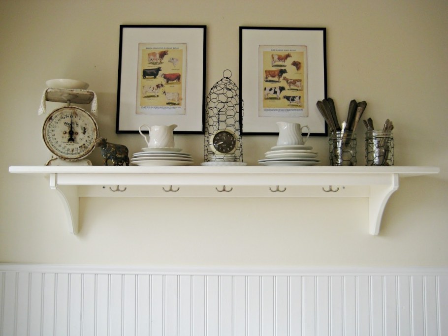 Полки в классическом стиле на стену