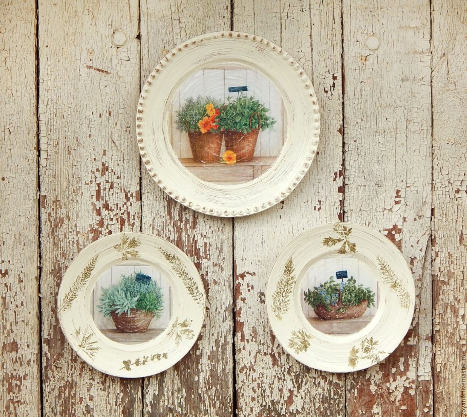 Настенные тарелочки на кухне