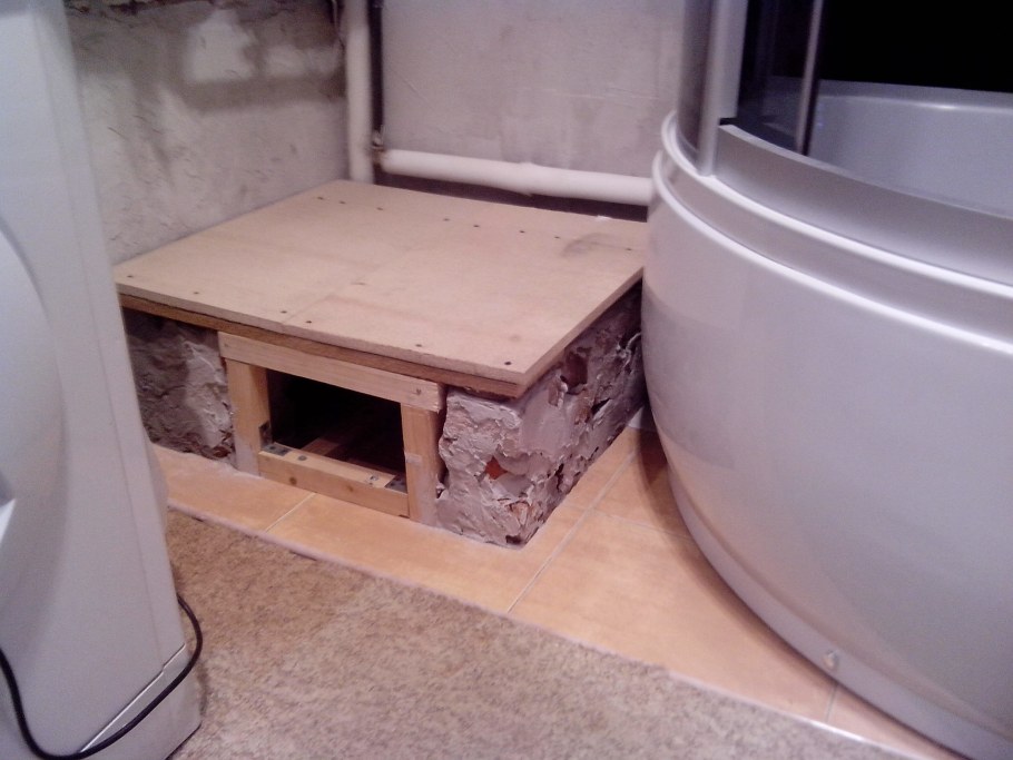 Подиум для душевой кабины из дерева