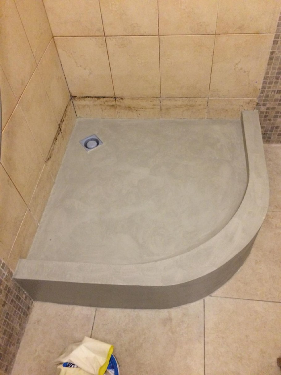 Полукруглый поддон из плитки