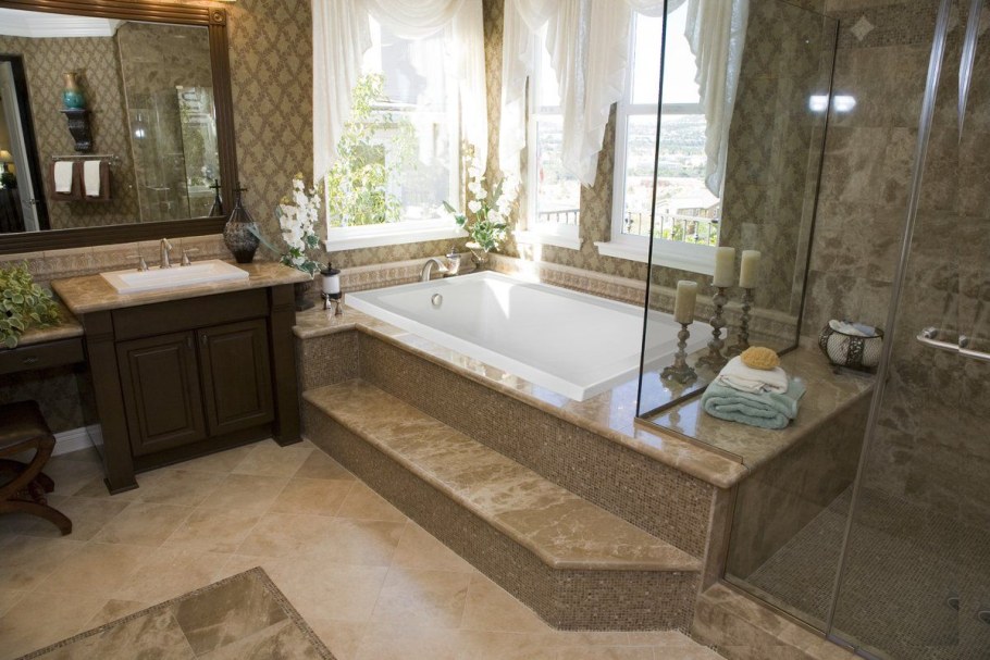 Ванная со ступеньками