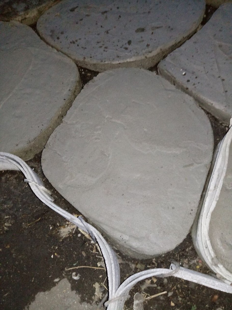 Дорожка из лопуха и цемента