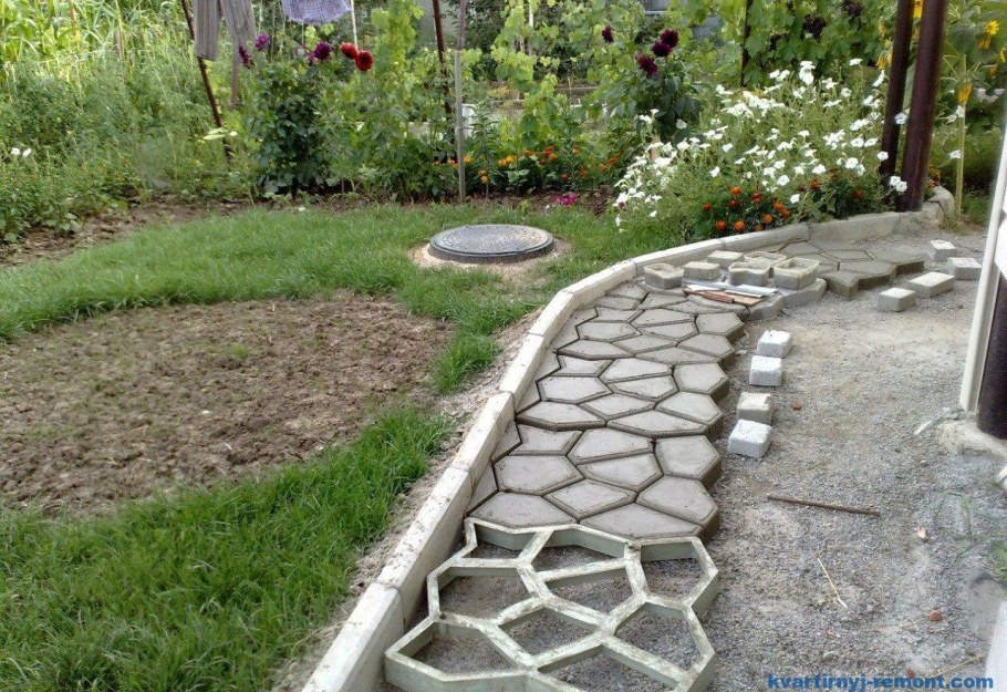 Садовый бордюр из гальки
