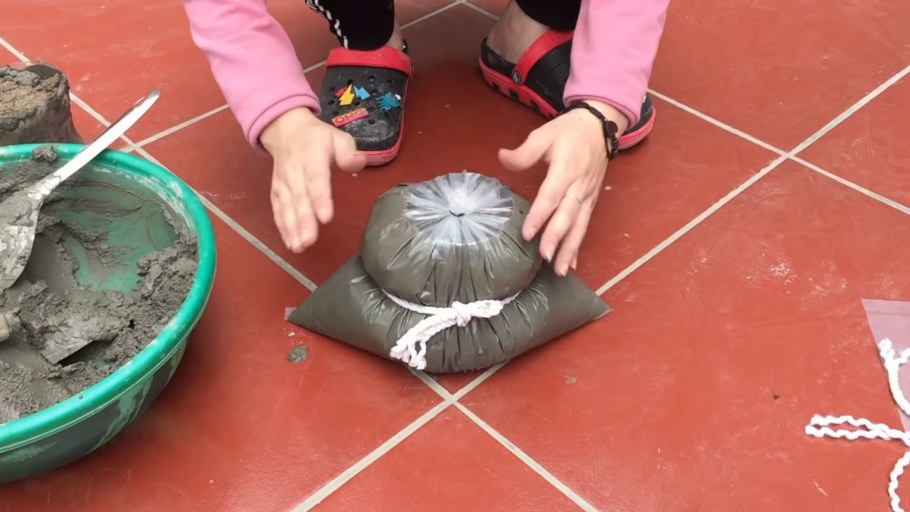 Садовая дорожка из пакетов с цементом