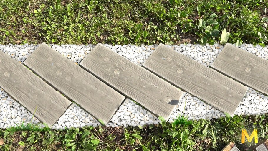 Бетонная дорожка под камень