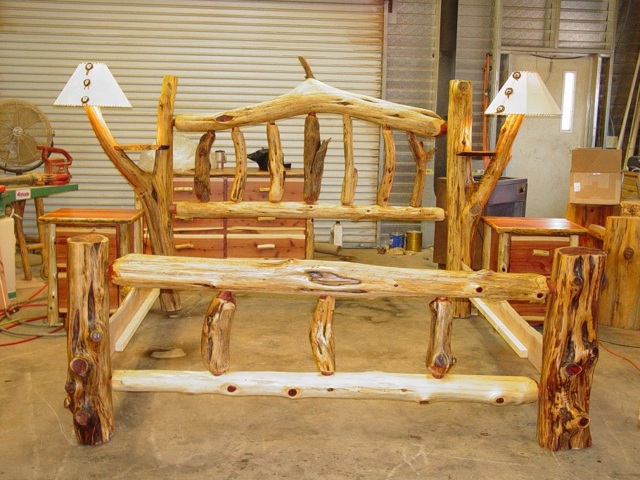 Кровать из коряг дерева