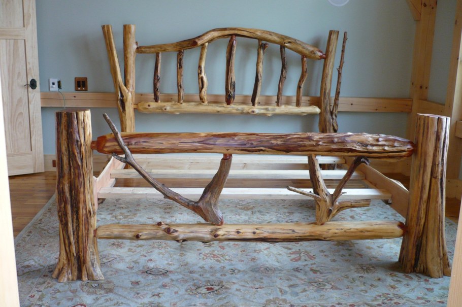 Деревянная кровать из бревен