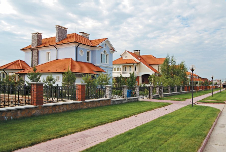 Деревянный дом на склоне