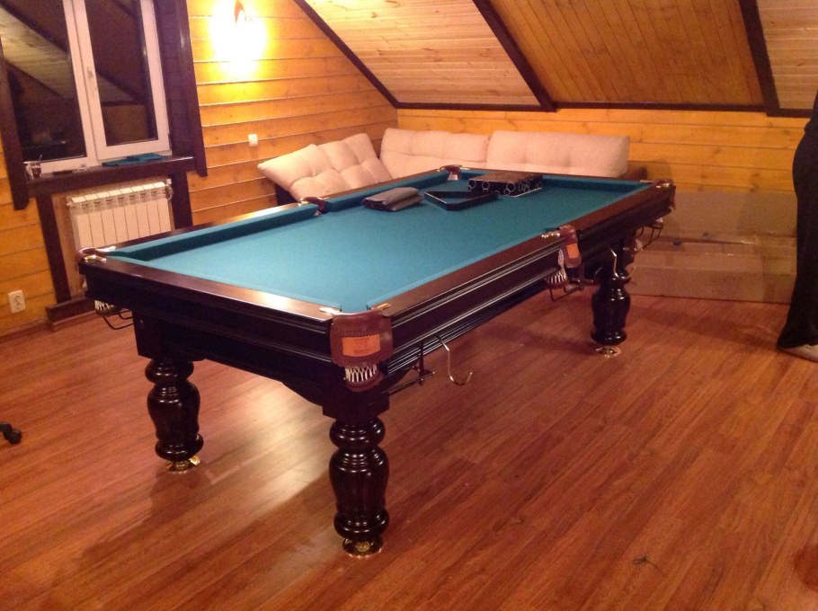 Интерьер бильярдной в загородном доме