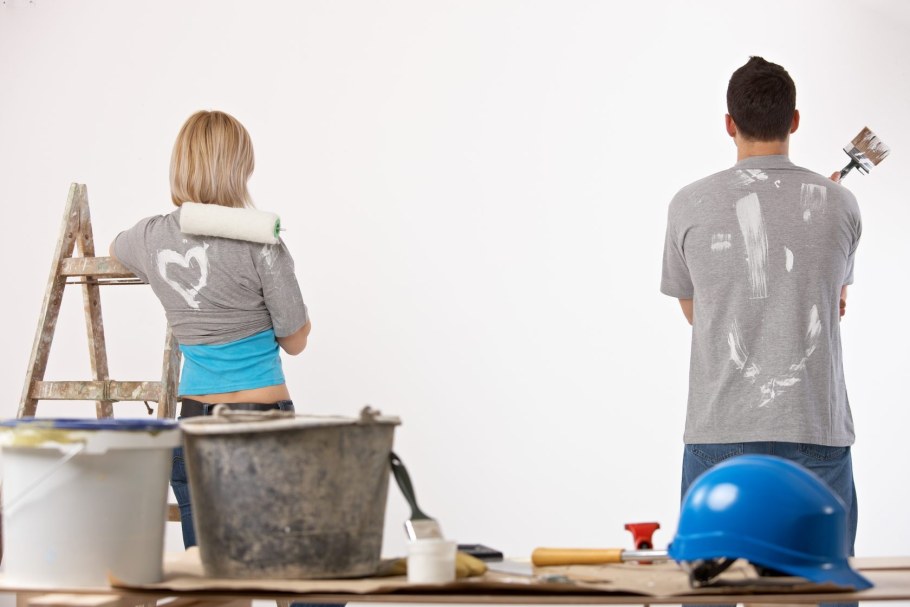 Семья делает ремонт