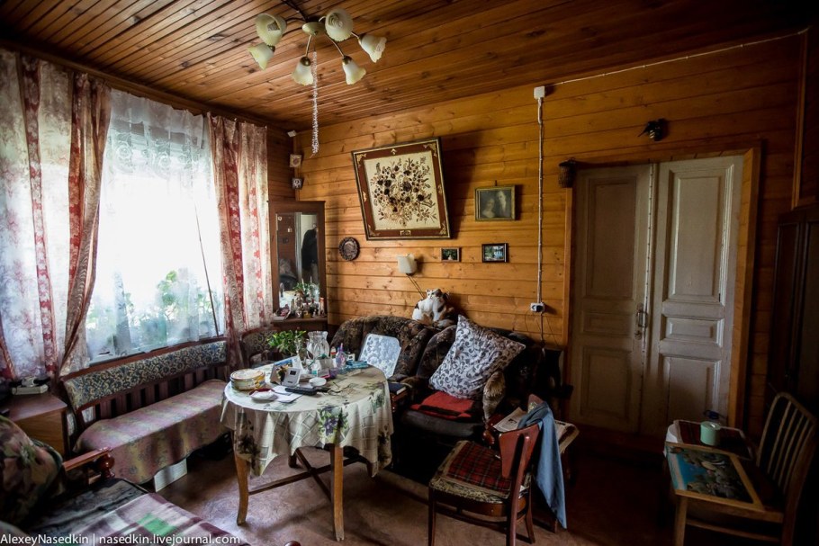 Кухня в деревне с печкой