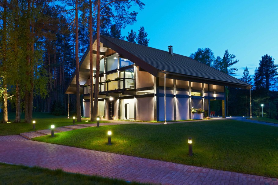 Особняк с прудом