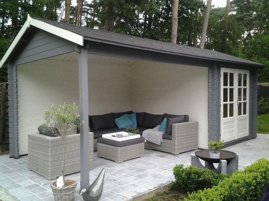 Хозпостройка с беседкой