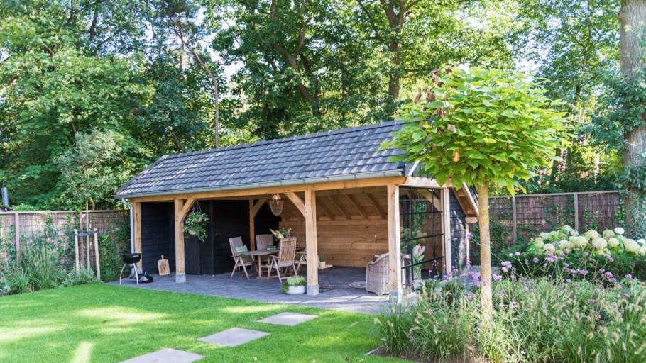 Хозблок с верандой и дровником