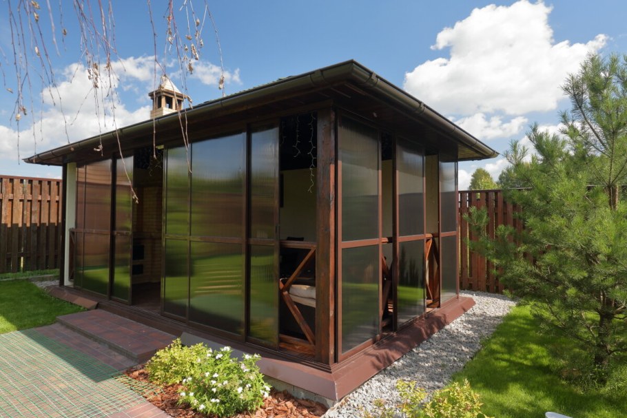 Застекленная беседка