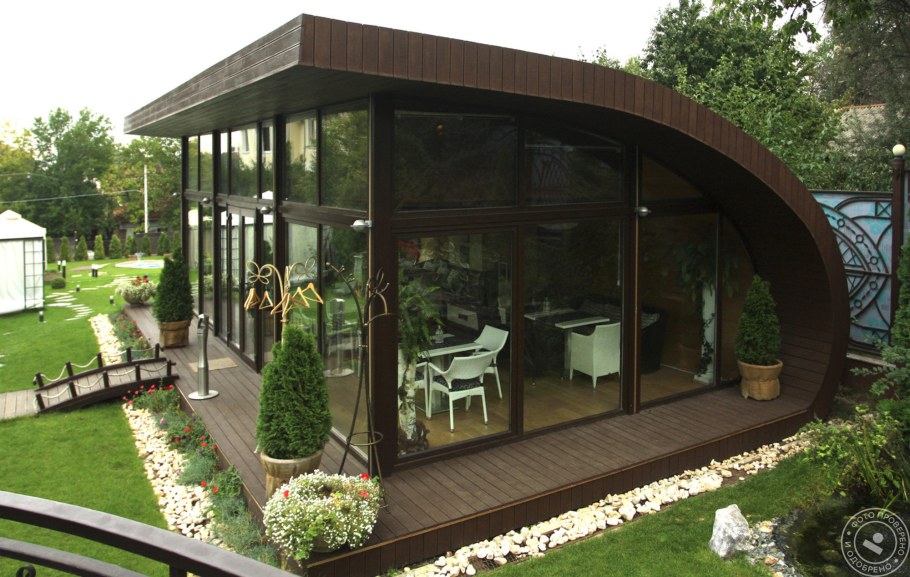Стеклянный павильон для цветов.