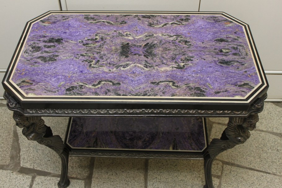 Чёрная яшма камень