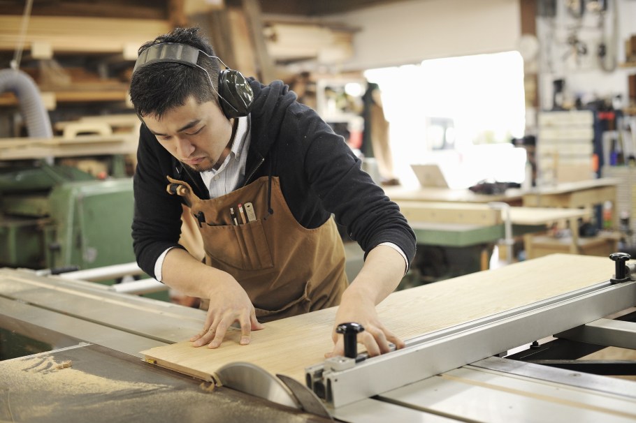 Работник мебельного цеха