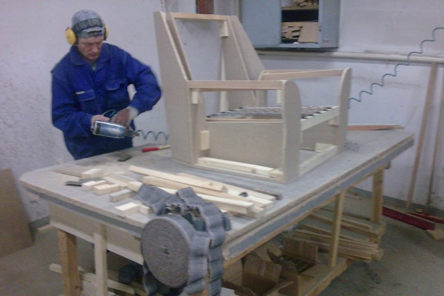 Сборщик каркасов мягкой мебели