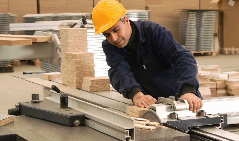 Рабочий на мебельное производство