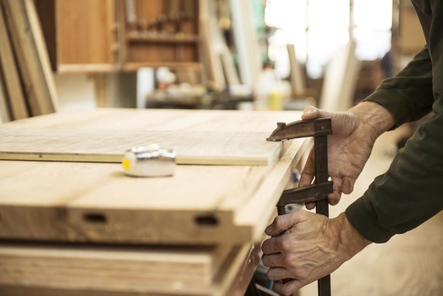 Рабочий на мебельное производство