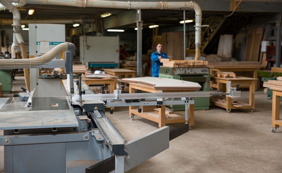 Оборудование столярной мастерской мебельной фабрики