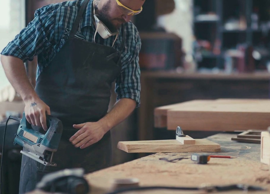 Мебельщик в цеху