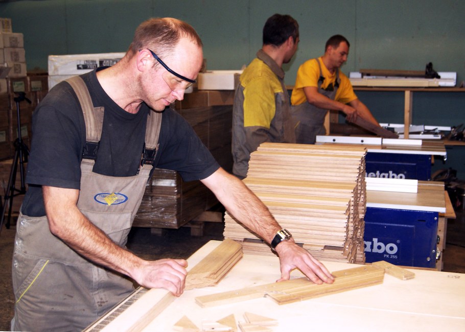 Сборщик изделий из древесины