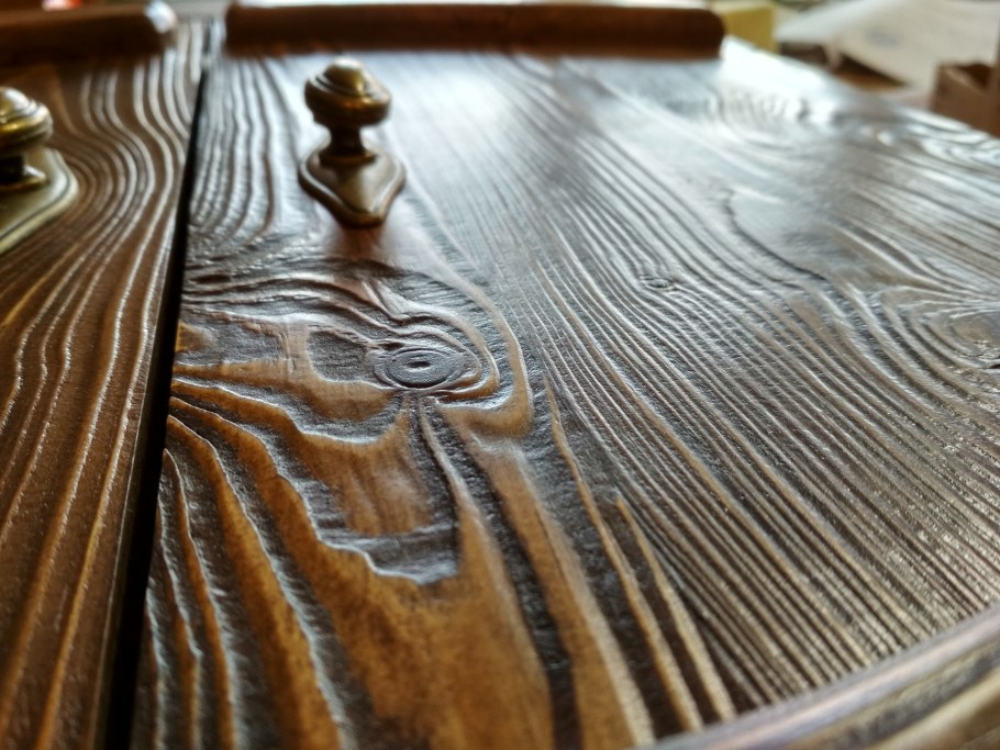 Состаривание древесины браширование