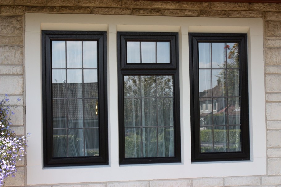 Коричневые пластиковые окна