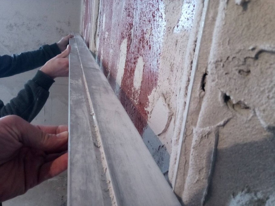 Стена с маячками под штукатурку