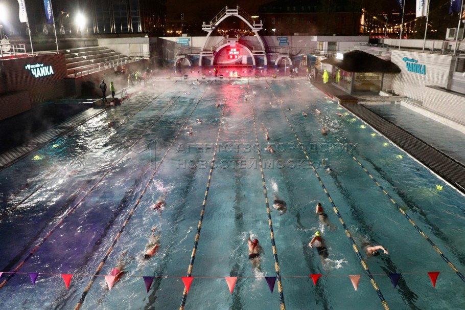 Посетители бассейна "Чайка" в Москве