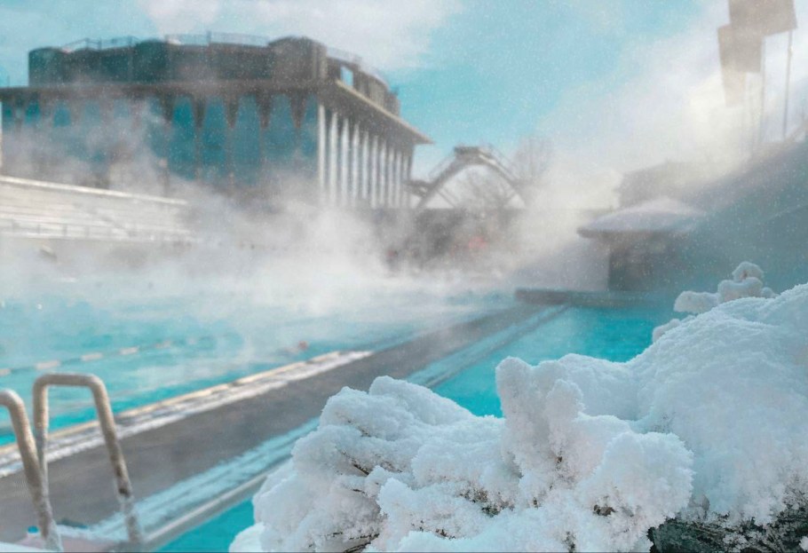 Бассейн Чайка в Москве вечером