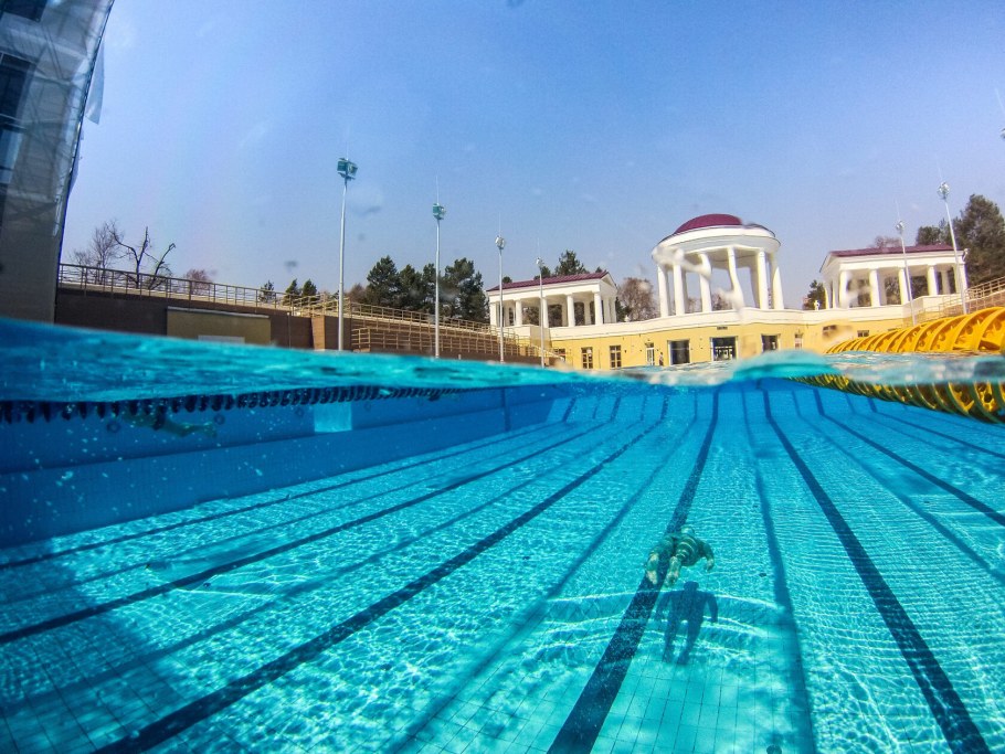 Бассейн Чайка в Москве летом