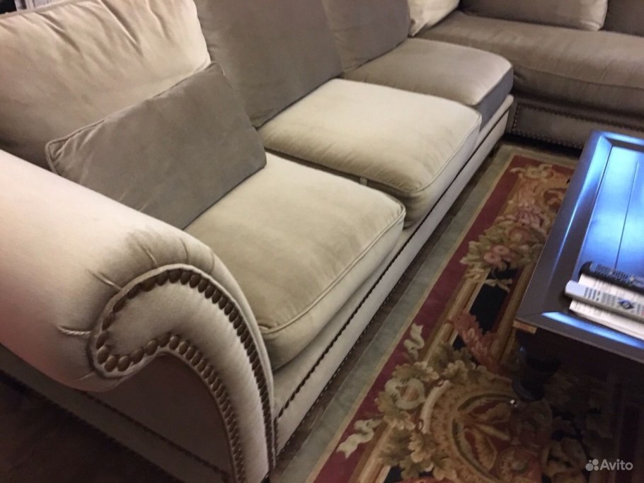 Угловые диваны из бархата