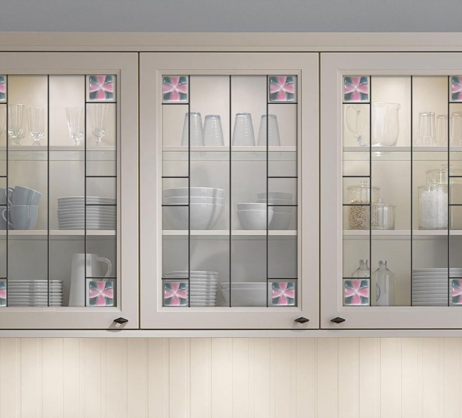 Стеклянные шкафы на кухне