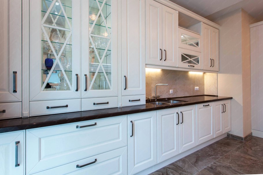 Фасады со стеклом для кухни