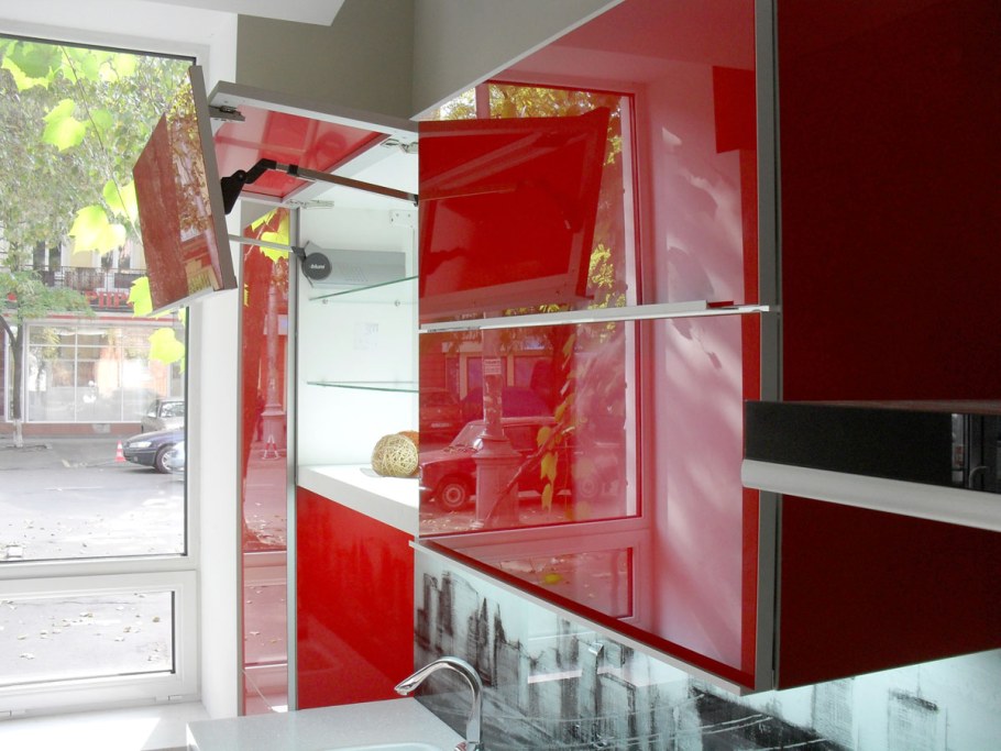 Кухня со стеклянными фасадами