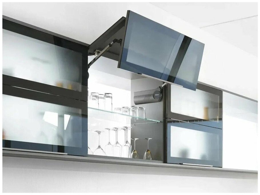 Кухонный шкаф с прозрачными дверцами