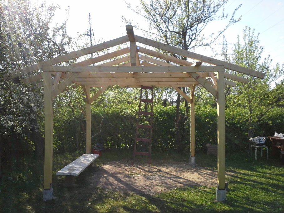 Беседка с двухскатной крышей