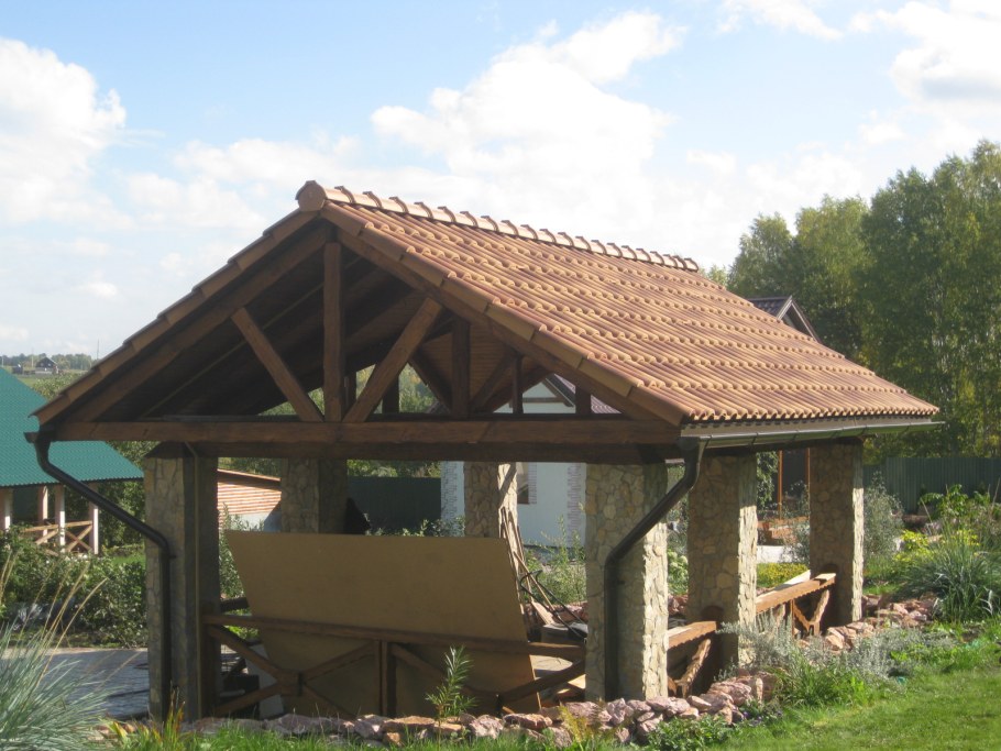 Беседка с двухскатной крышей