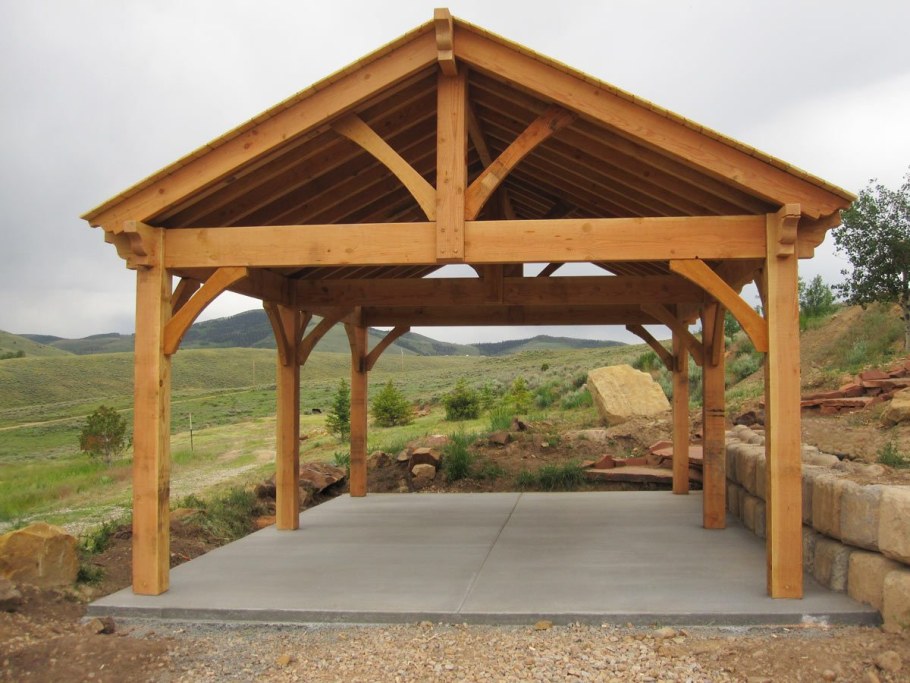 Двускатный деревянный навес