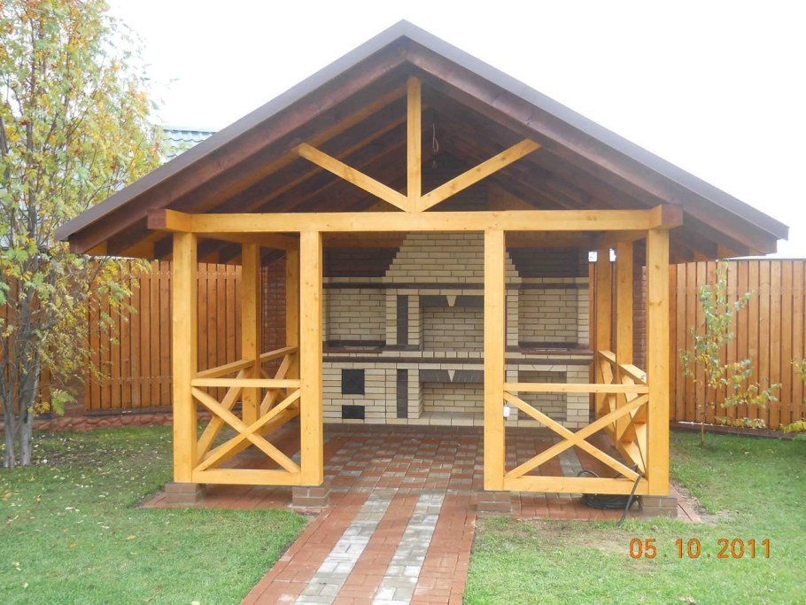 Беседка с кирпичными столбами