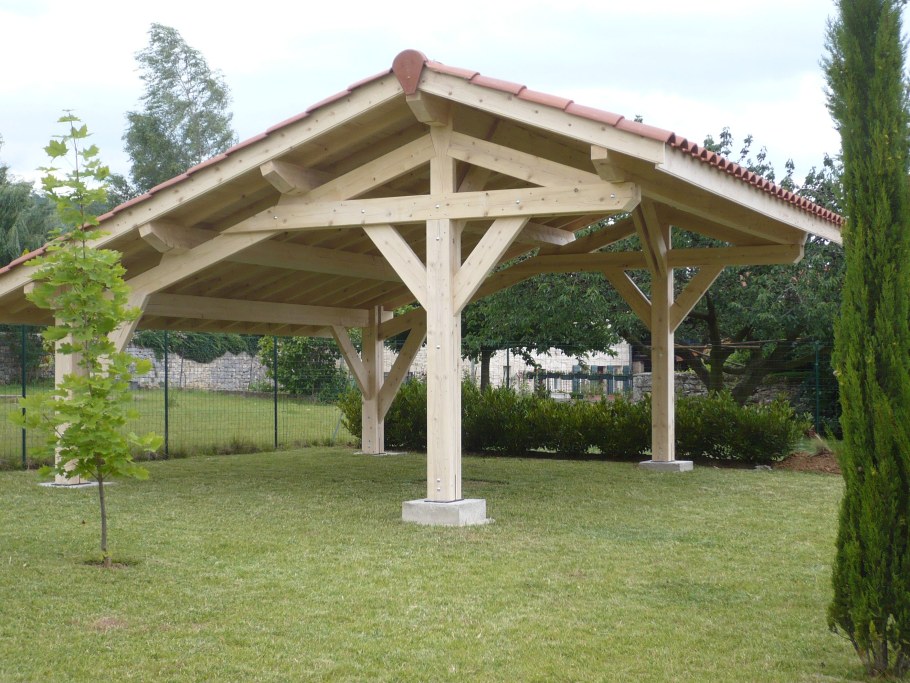 Навес на деревянных опорах