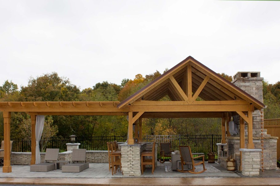 Беседка с двускатной крышей